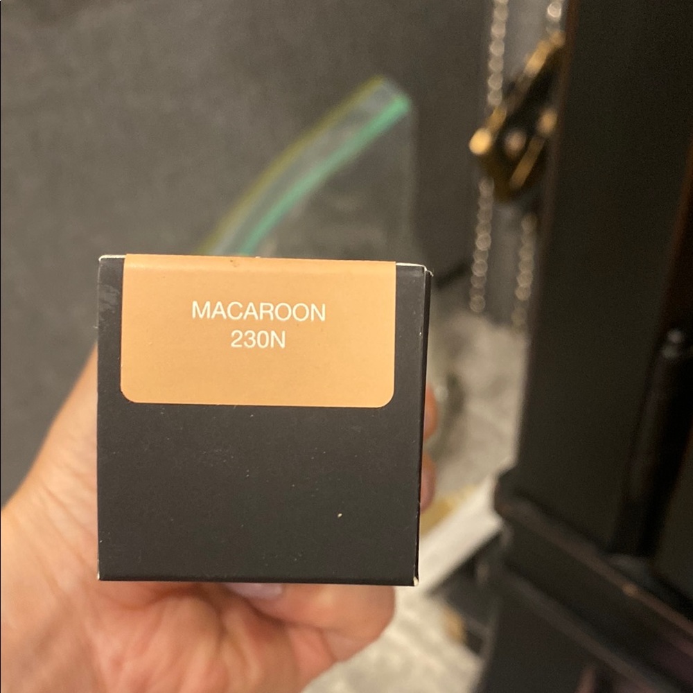 HUDA BEAUTY FauxFilter Foundation - Luminous Matte Black Box
